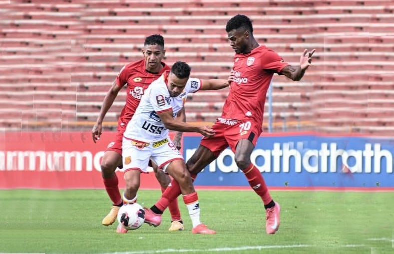 El equipo “Rojo matador” le gana a los albos y sale de la zona de descenso.