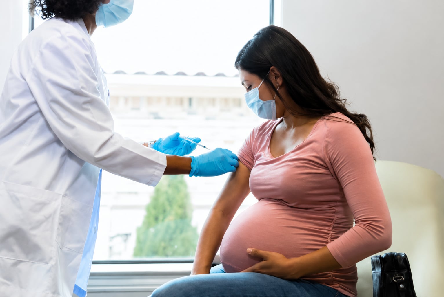La vacuna contra el virus respiratorio sincitial (VRS) forma parte del Esquema Nacional de Inmunizaciones y se aplica gratuitamente a gestantes entre las semanas 32 y 36.