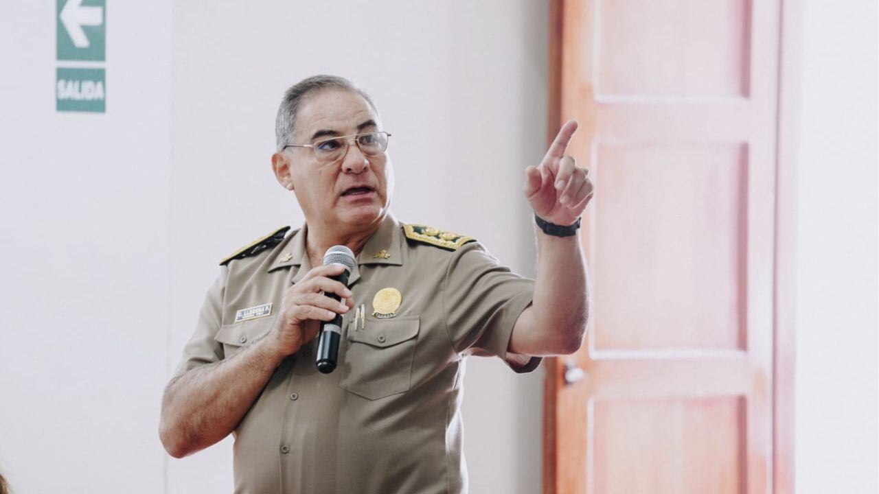 Consejera Verónica Escobal asegura que “si el general no da resultados, debe ser cambiado”. Oficial deberá sustentar su plan de trabajo para frenar ola de asesinatos y extorsiones.