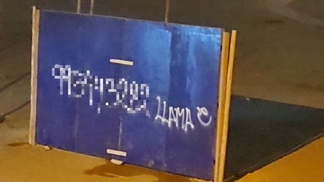 Hampones dejaron número telefónico para que encargados de los trabajos los llamen y negocien el pago de una extorsión.