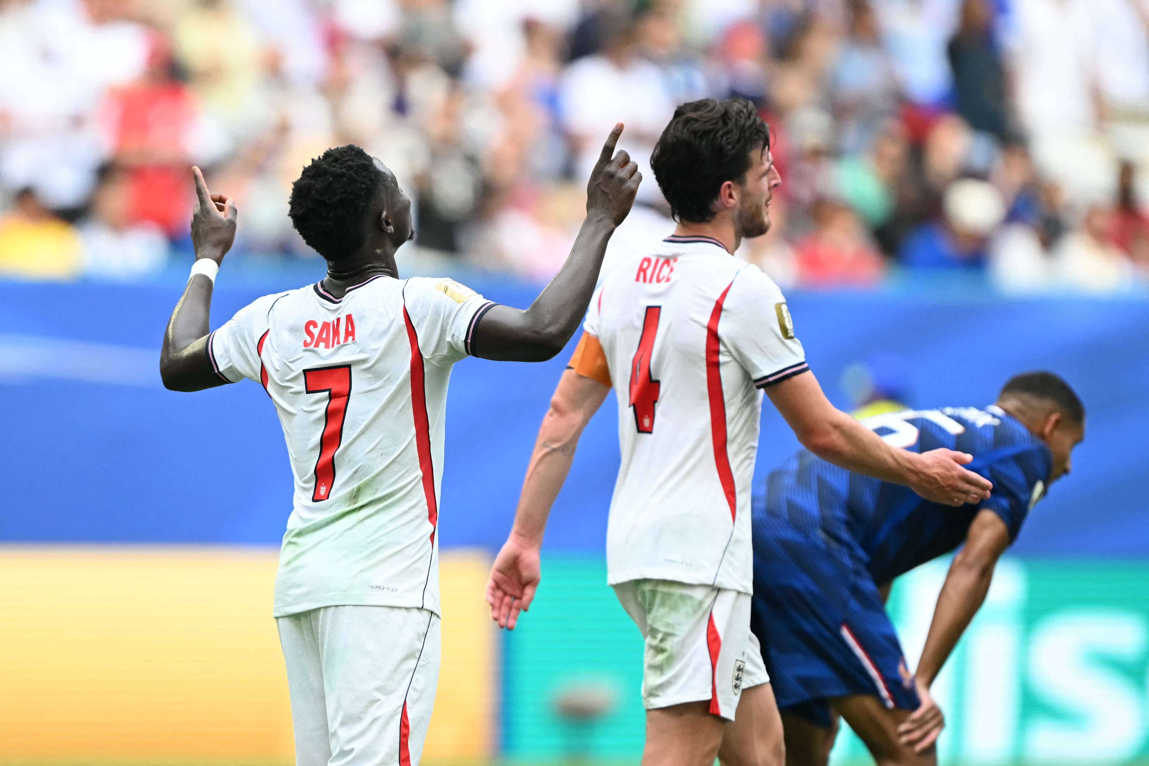 Bukayo Saka anota el tercero para Inglaterra 3-0 Francia, por el tercer lugar del Mundial 2026. (Photo by CHANDAN KHANNA / AFP)