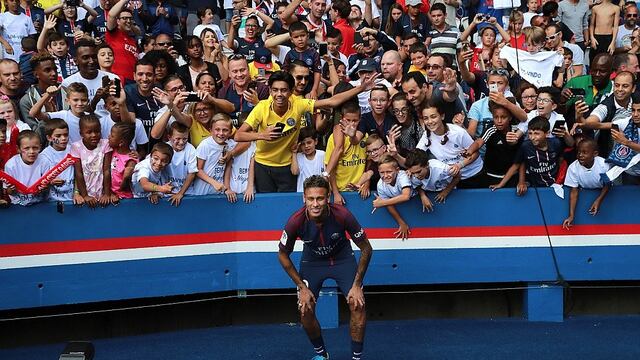 Neymar desata la locura tras acercarse a hinchas del PSG (VIDEO)