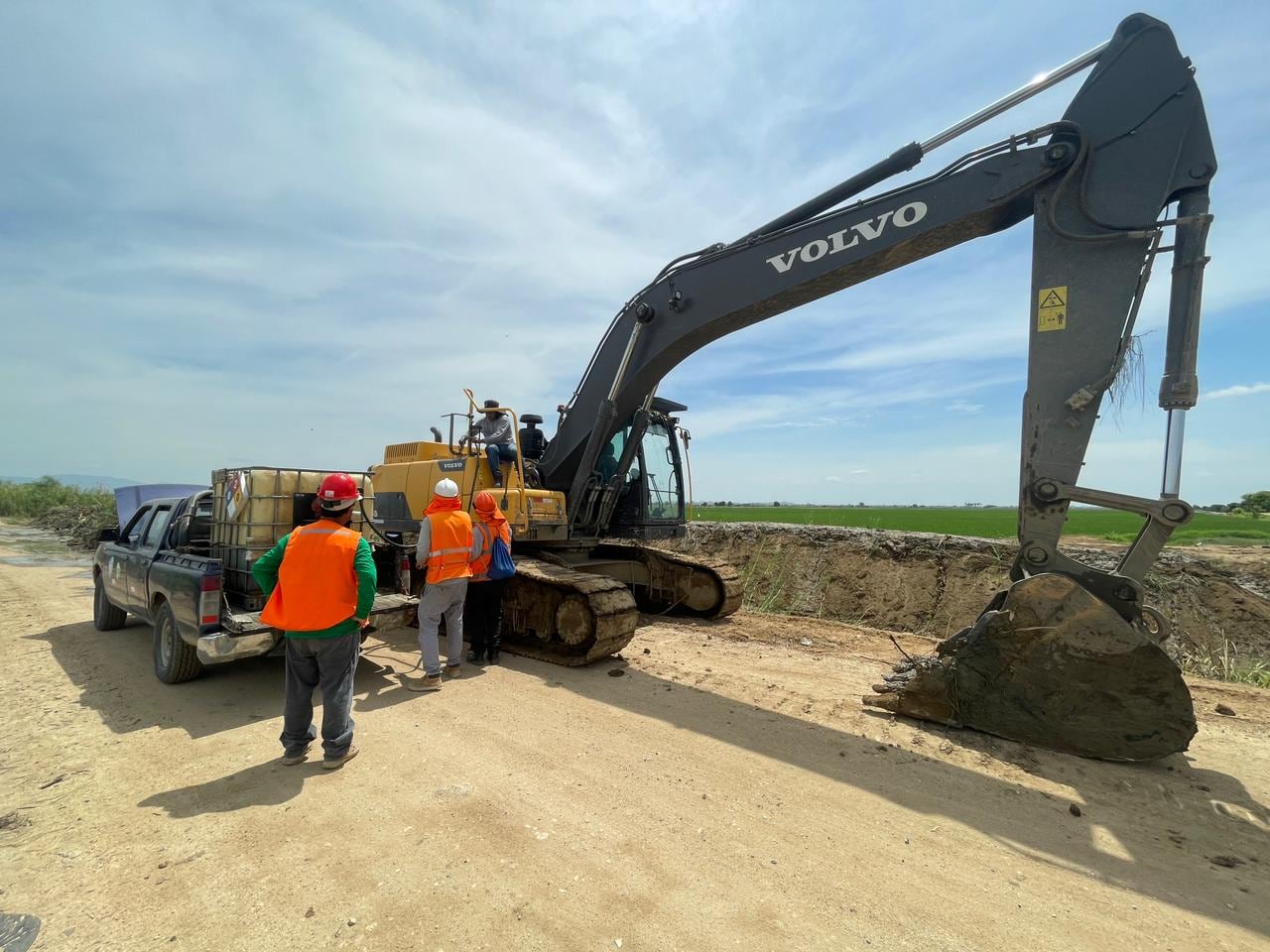 Limpian drenes en Piura.