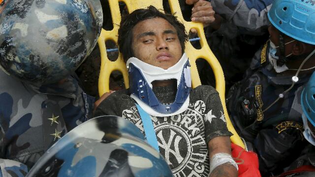 ​Nepal: Rescatan con vida a jovencito tras cinco días bajo los escombros