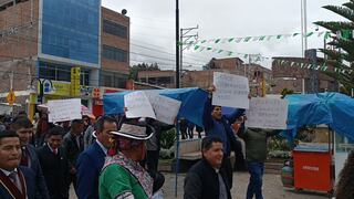 Administrativos de la red de salud de Acobamba protestan en medio de celebración de aniversario de provincia 