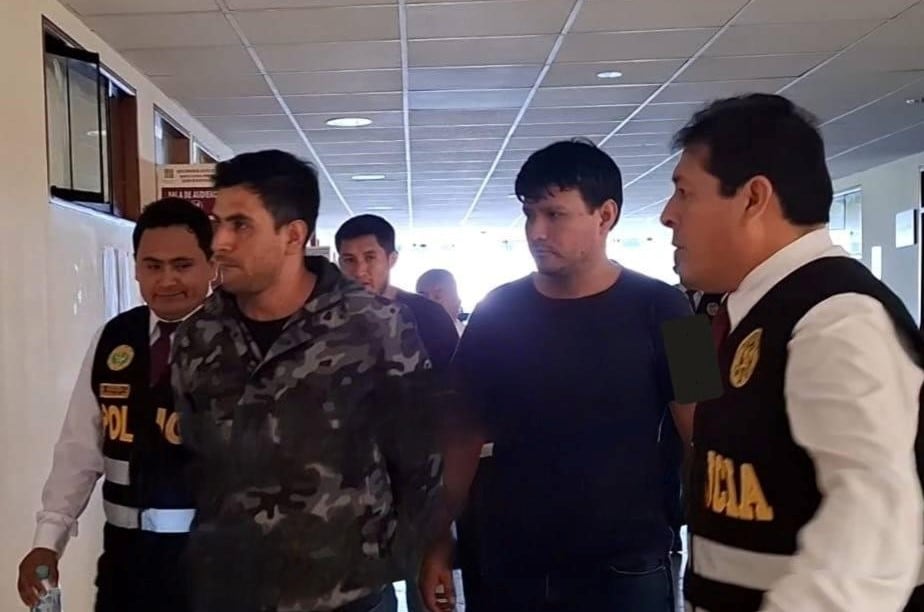 Policías acusado de cohecho seguirán presos.