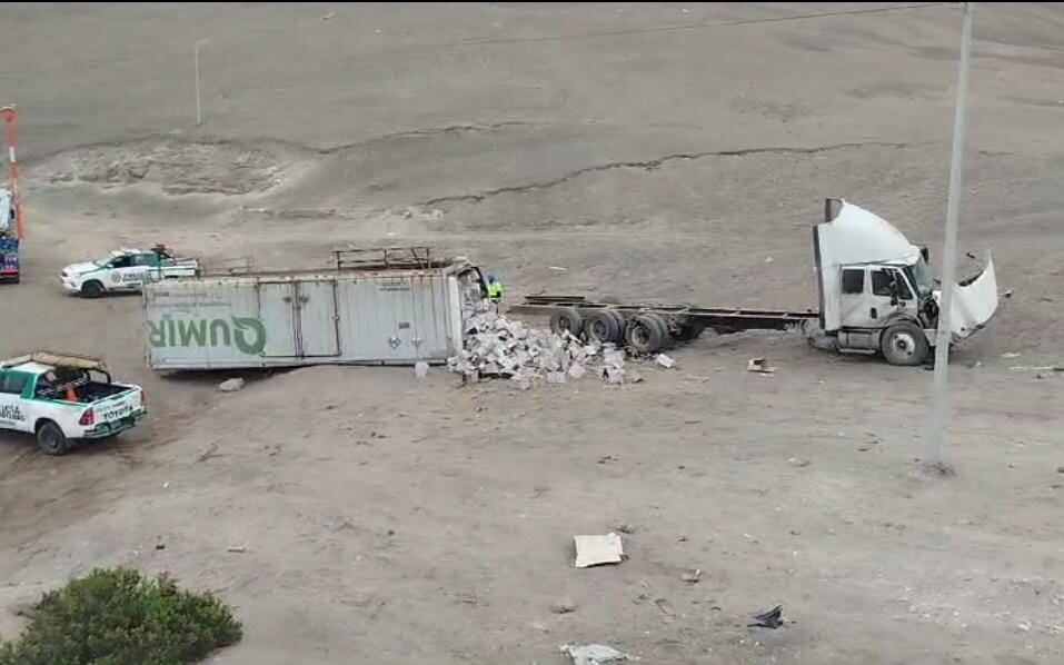 Unidades se despistaron y volcaron a pocos kilómetros de distancia. (Foto: GEC)