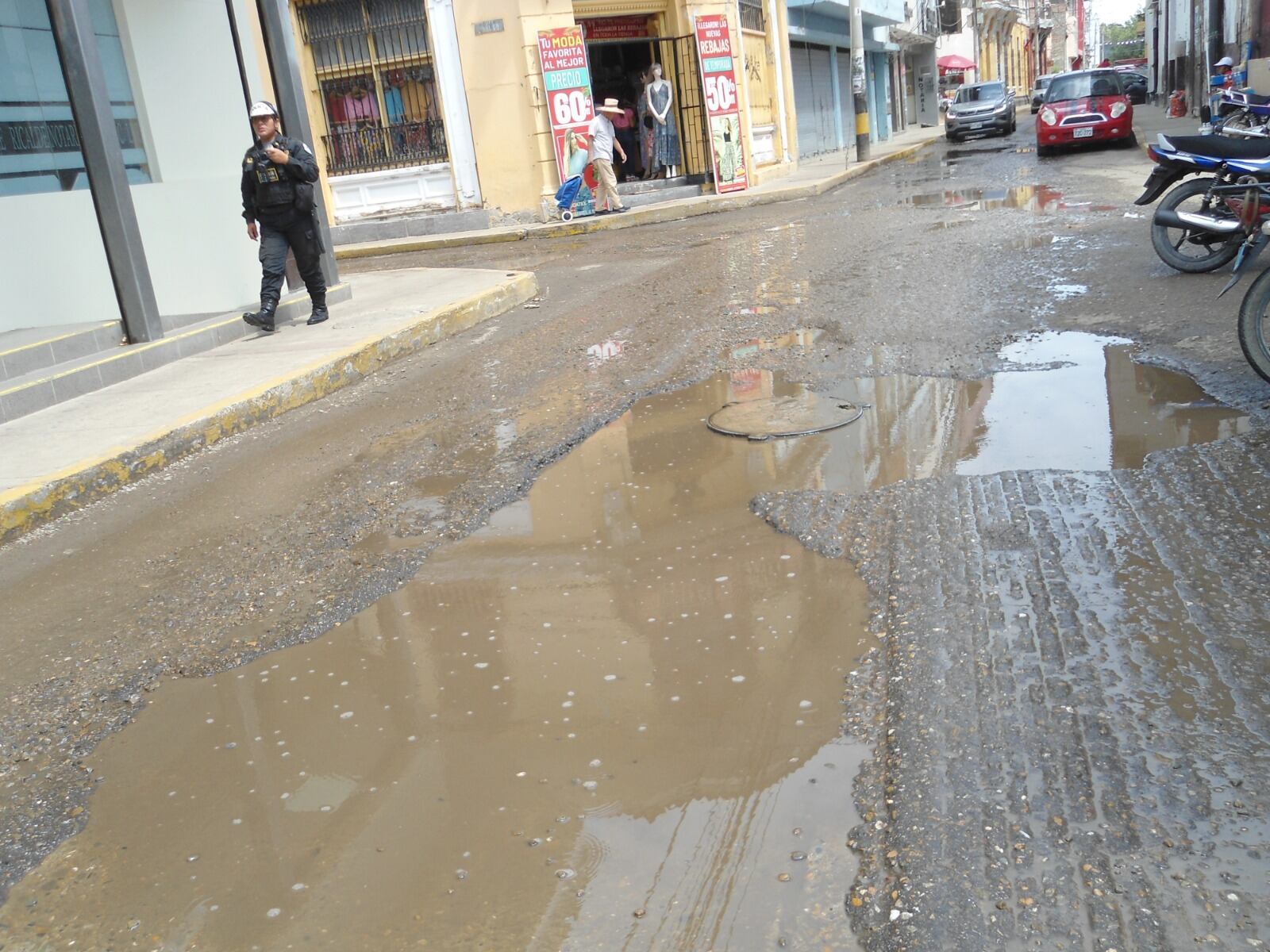 El centro histórico de Piura quedó anegado por las lluvias. Personal obrero hizo denodados esfuerzos para secar los grandes charcos./ Fotos:/ Nilo Vilela