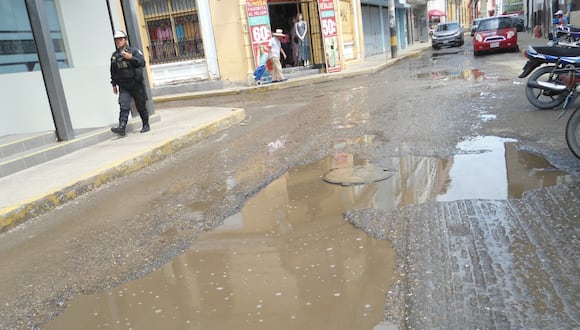 El centro histórico de Piura quedó anegado por las lluvias. Personal obrero hizo denodados esfuerzos para secar los grandes charcos./ Fotos:/ Nilo Vilela