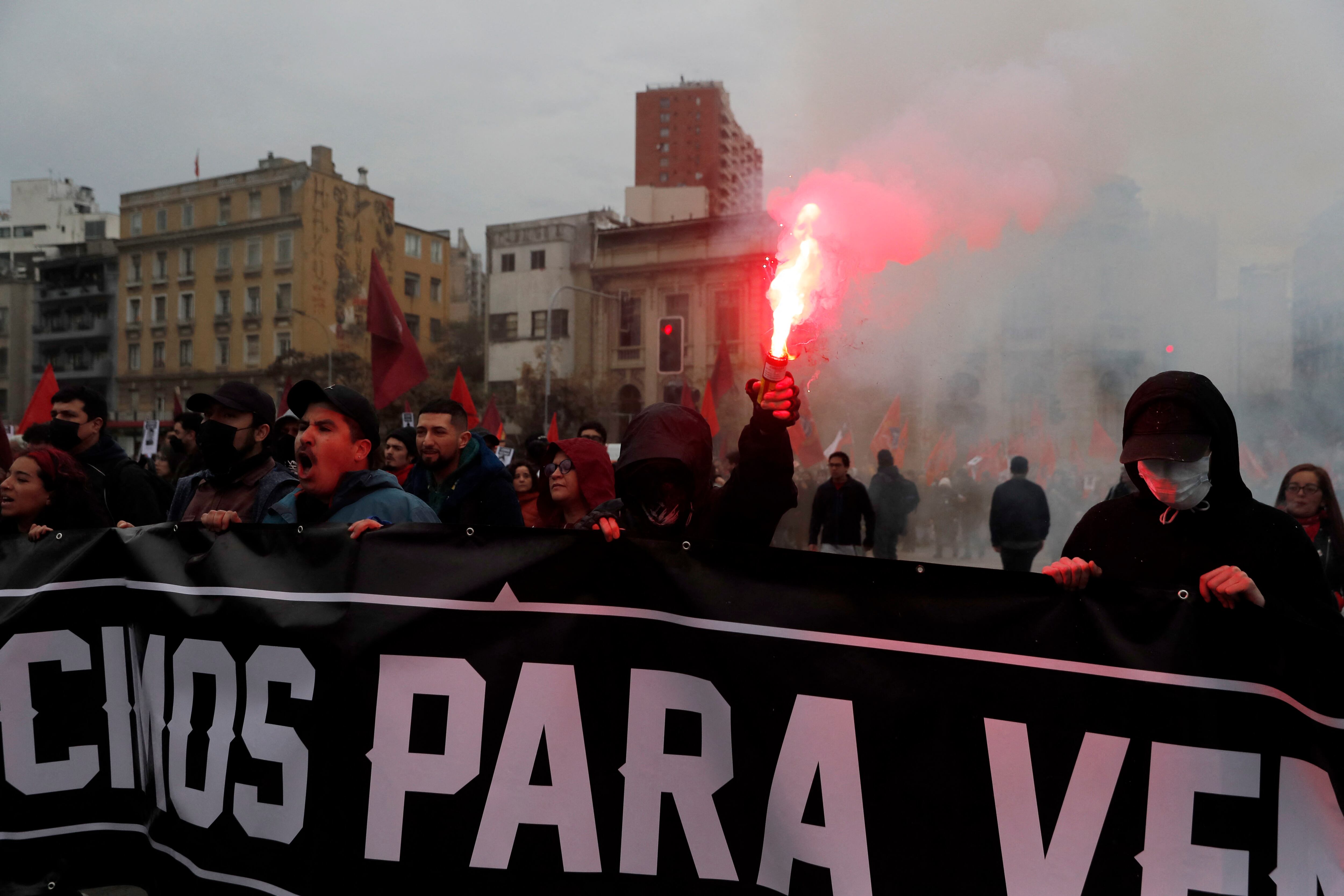 Miles de personas se reunieron en una emotiva marcha para conmemorar el 50 aniversario del golpe de Estado de 1973 y rendir homenaje a las víctimas de la dictadura militar. (FOTO: Javier TORRES / AFP)