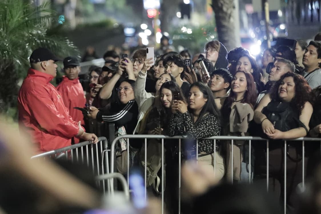 Los siete integrantes de BTS llegan al hotel de Miraflores donde permanecen, en medio de resguardo policial y ante miles de fans. (Foto: GEC)
