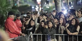 Los siete integrantes de BTS llegan al hotel de Miraflores donde permanecen, en medio de resguardo policial y ante miles de fans. (Foto: GEC)