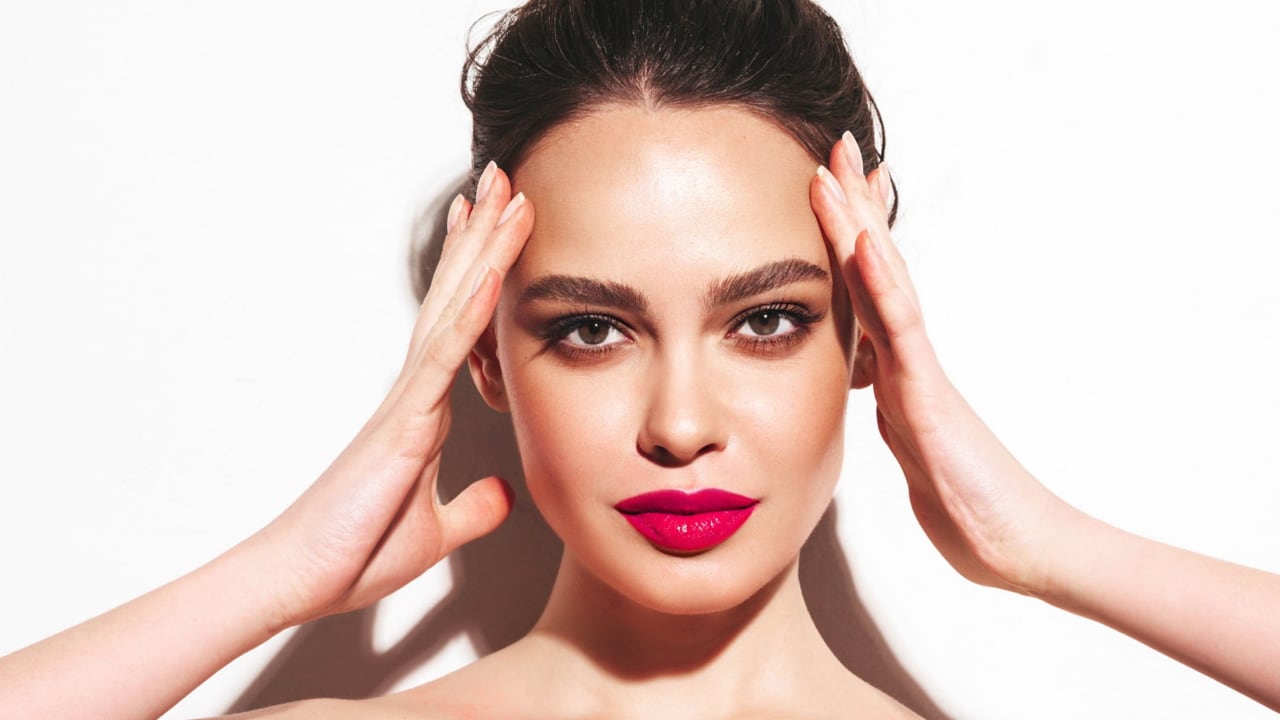 El clásico maquillaje de ojos ahumados vuelve a conquistar las redes sociales con una versión más elegante, versátil y fácil de adaptar tanto para el día como para la noche.