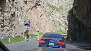 Pase restringido en Carretera Central por caída de enormes rocas en Infiernillo