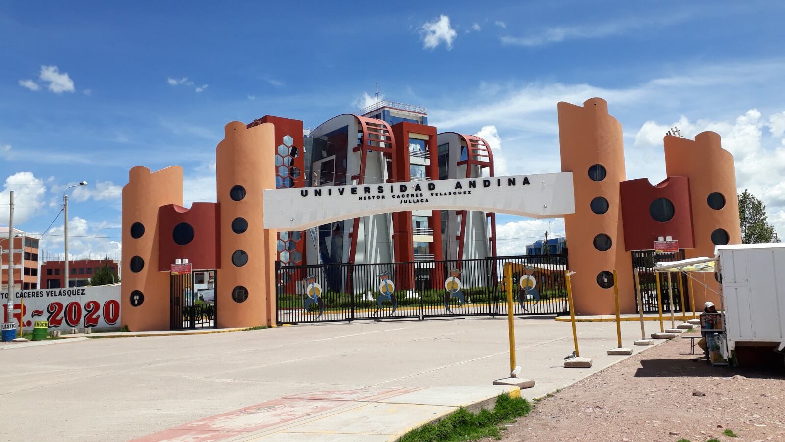 La UANCV de Juliaca, sin licenciamiento de SUNEDU, enfrenta una grave crisis institucional marcada por disputas internas por el rectorado, denuncias de ilegalidad y toma de locales, lo que ha sumido a la comunidad universitaria en un clima de inestabilidad e incertidumbre.