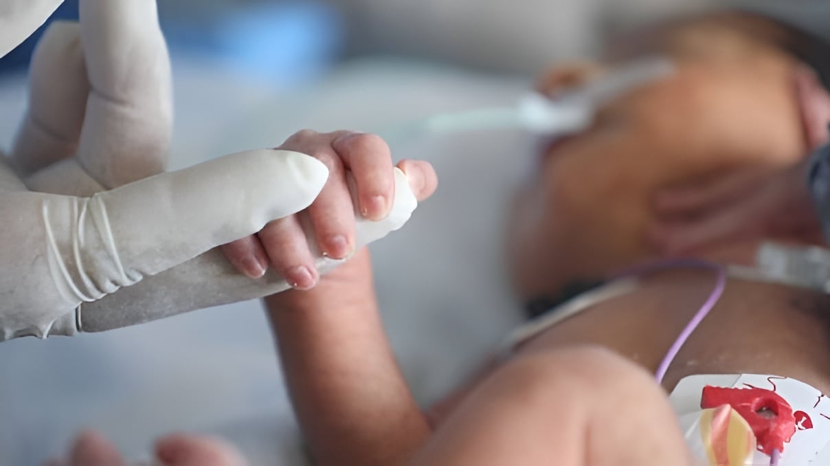 Padres de la menor, quien fue diagnosticada con derrame cerebral y meningitis, no cuentan con recursos económicos.