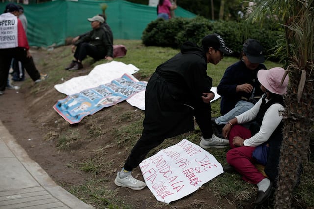Marcha convocada por Juntos por el Perú se desarrolla bajo estricto resguardo policial