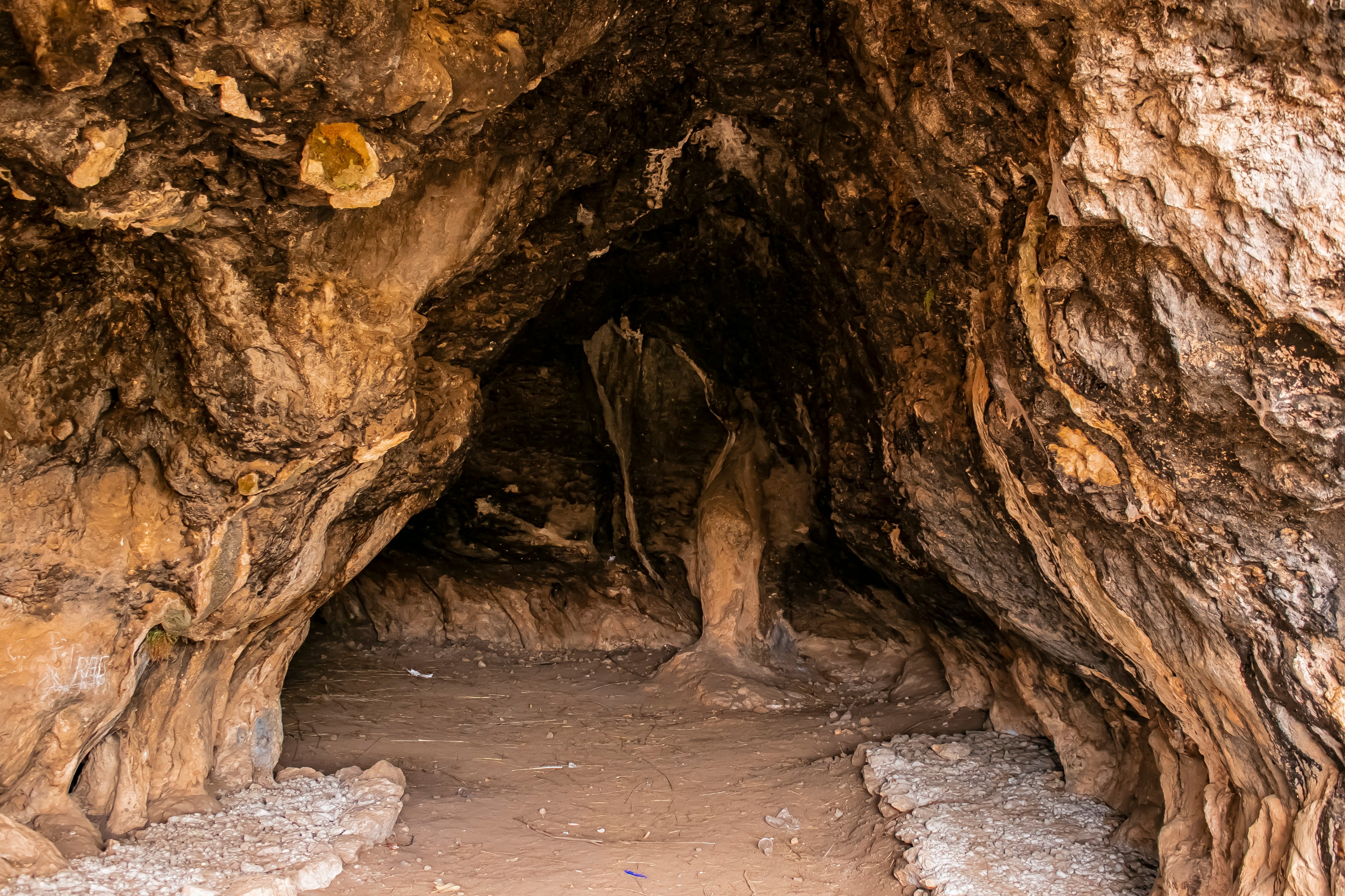 Descubren Cuevas Milenarias Llenas de Leyendas en Los Andes Centrales