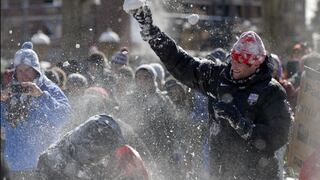 Guerra de bolas de nieve con temática "Star Wars" reúne a cientos en Washington