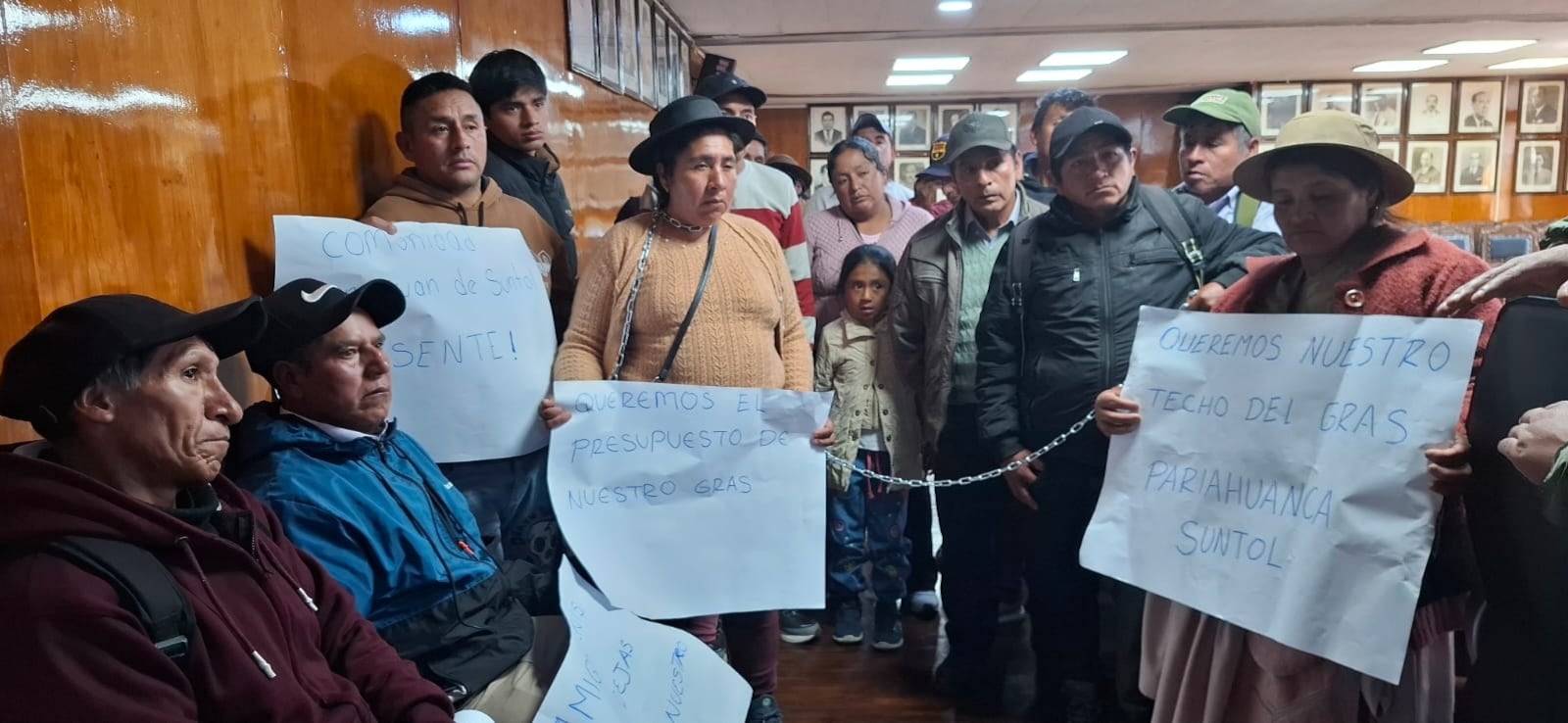 Huancayo: Se encadenan y exigen ejecución de obras