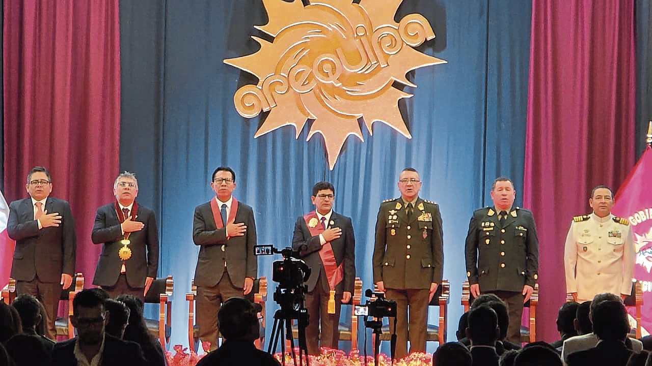Participaron diferentes autoridades en ceremonia de aniversario del Gobierno Regional de Arequipa. Foto: GEC.