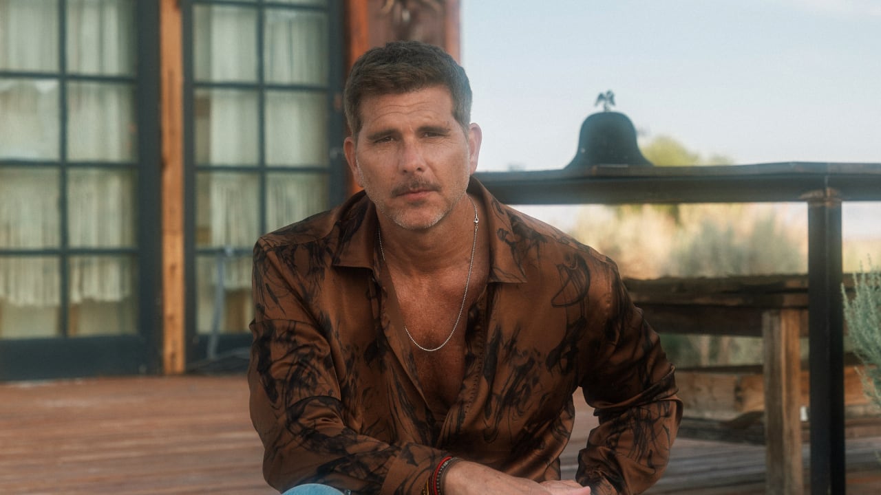 El músico peruano presenta un disco de nueve canciones que explora el rock, el pop rock y la balada, con una propuesta audiovisual y una gira que inicia en Lima.