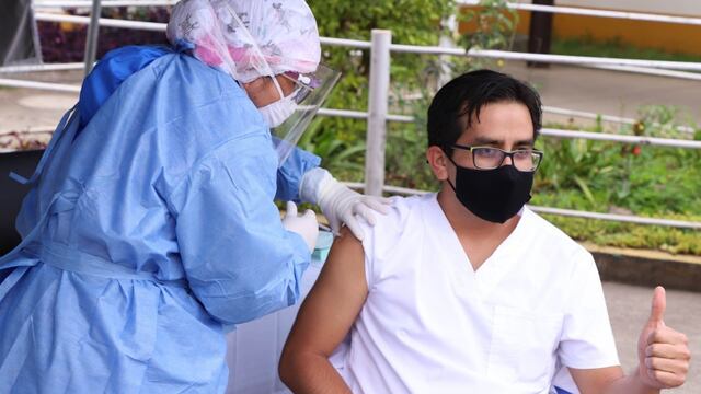 Médico intensivista es el primer vacunado contra el COVID-19 en Amazonas