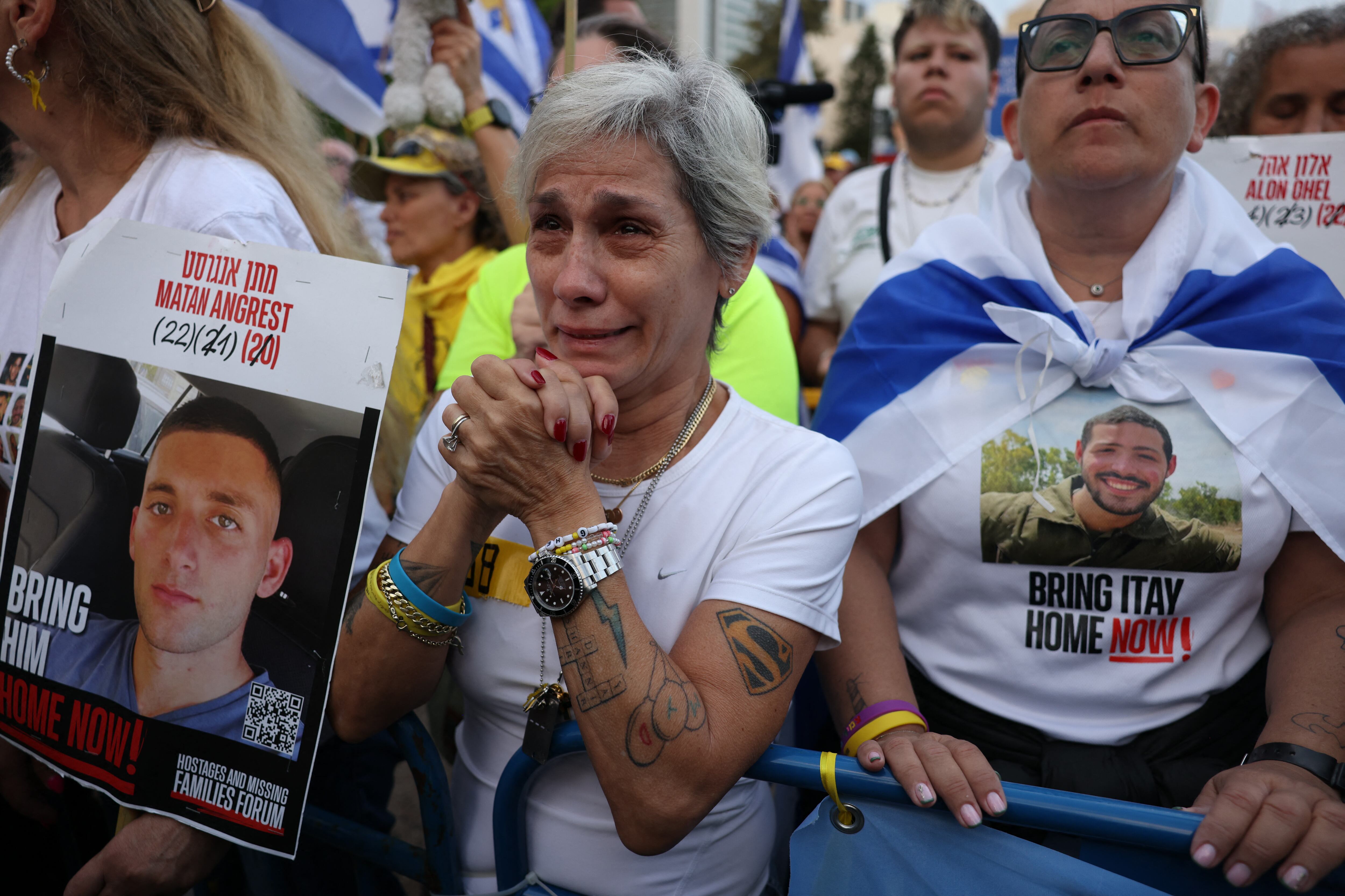 La gente espera la liberación de los israelíes aún retenidos en Gaza en la Plaza de Rehenes de Tel Aviv la madrugada del 13 de octubre de 2025.(Foto de AHMAD GHARABLI / AFP).