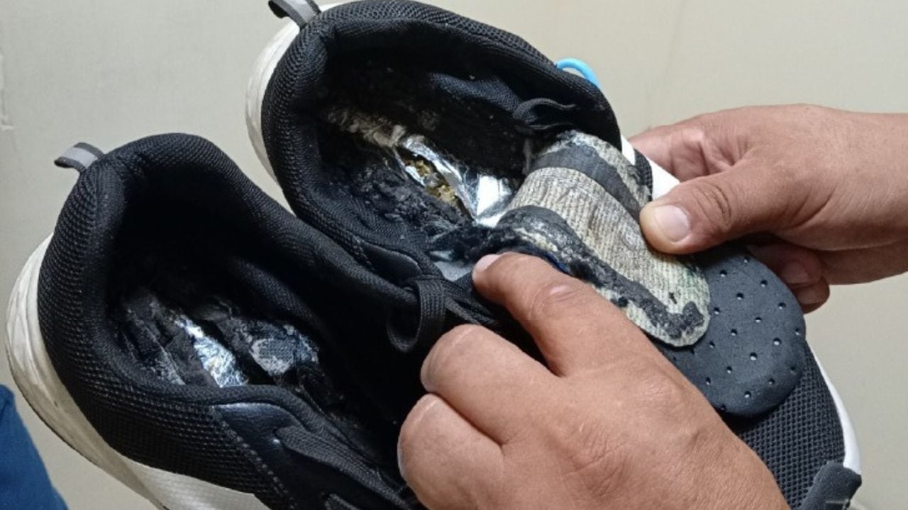 Según el Inpe, sustancia ilícita, estaba escondida en las plantillas de zapatillas.