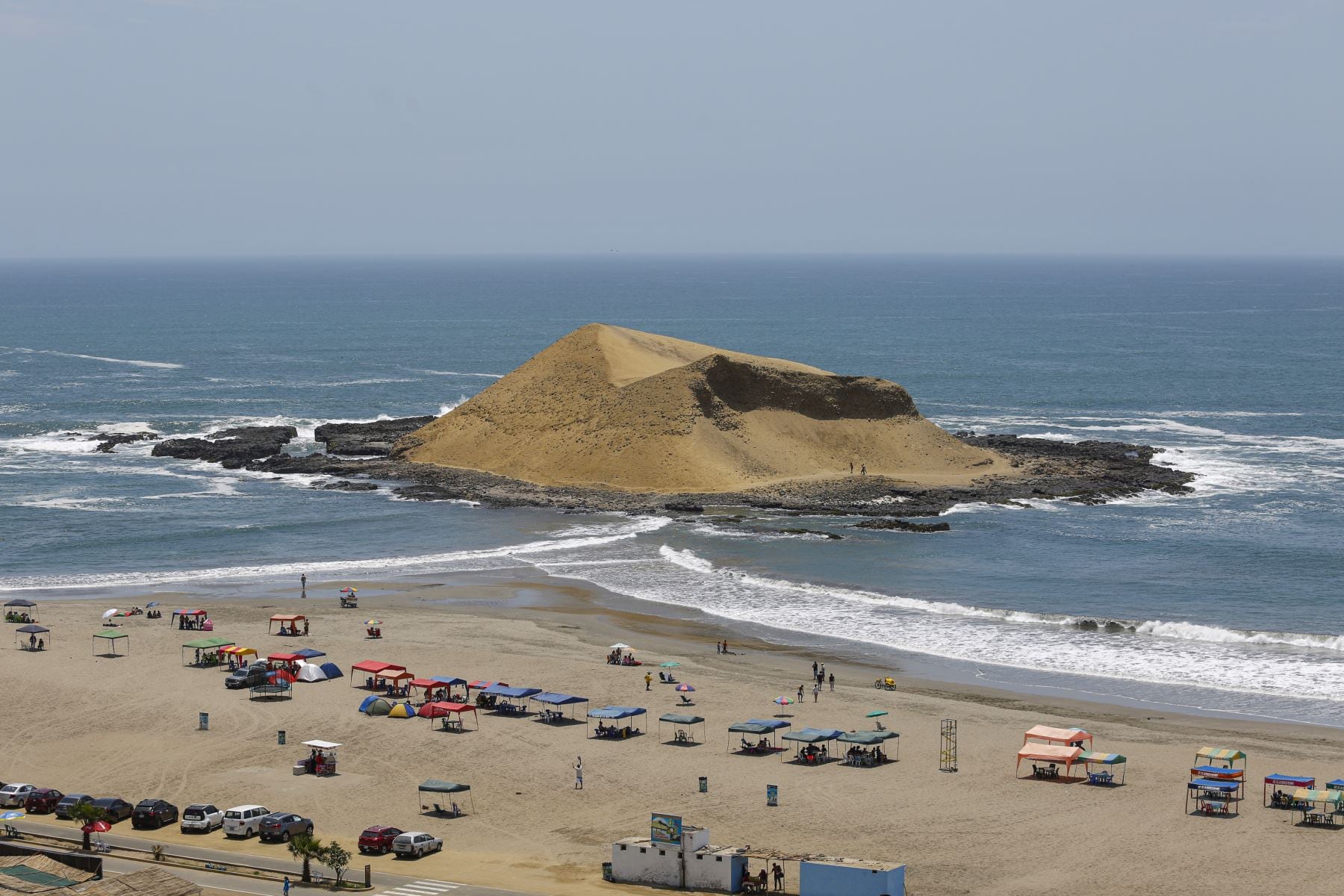 A solo 3 horas de Lima, Barranca te invita a descubrir una experiencia única donde la historia milenaria, playas paradisíacas y una gastronomía costera excepcional se fusionan convirtiéndolo en el destino ideal para escapar de la rutina.