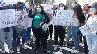 Padres y estudiantes protestan contra la Universidad San Agustín por problemas en examen de admisión