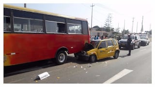 Huanchaco: Tico colisiona contra bus y termina empotrado 
