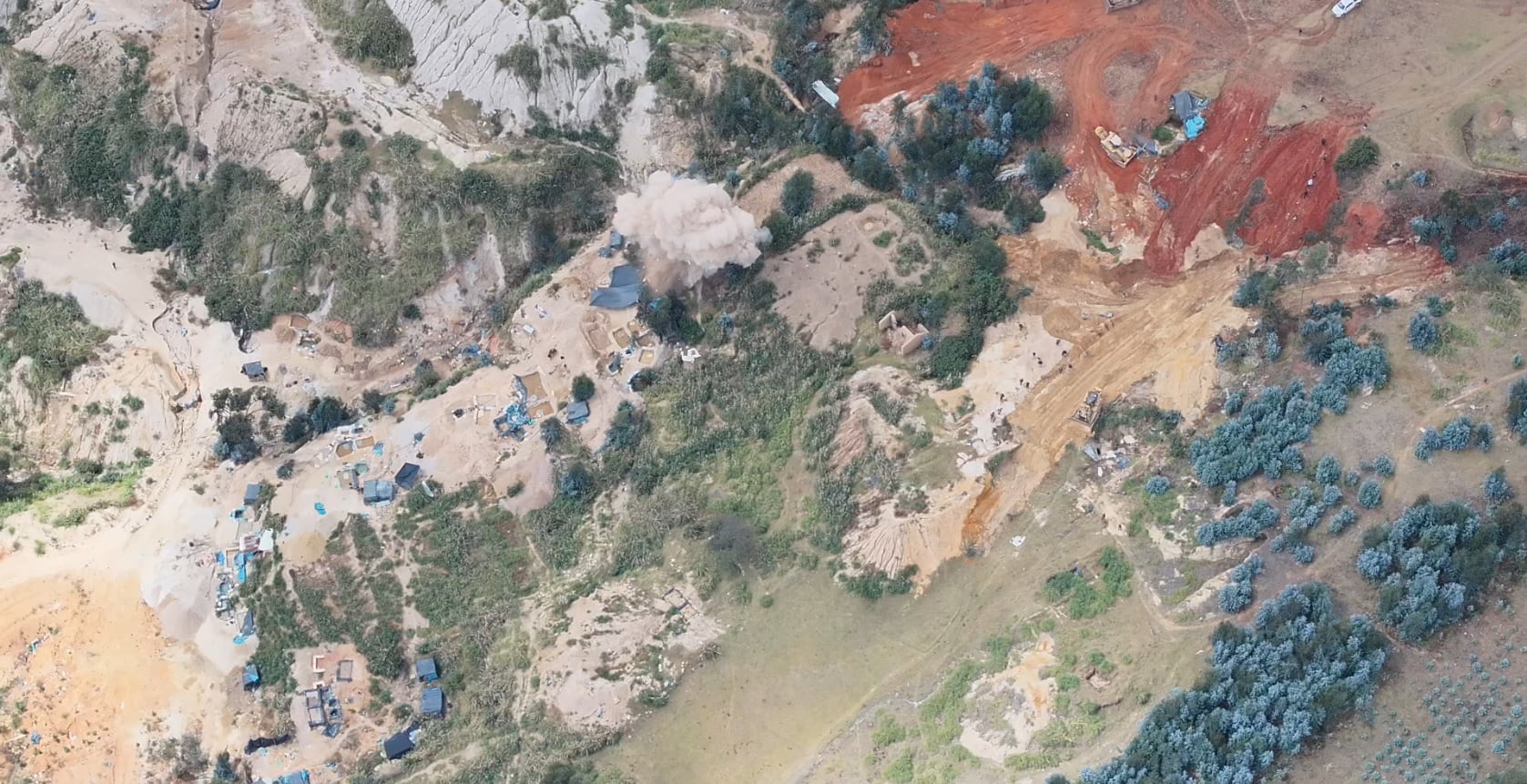 Más de cien agentes de la Policía Nacional destruyeron pozas de procesamiento de mineral y campamentos clandestinos. También se incautaron explosivos.