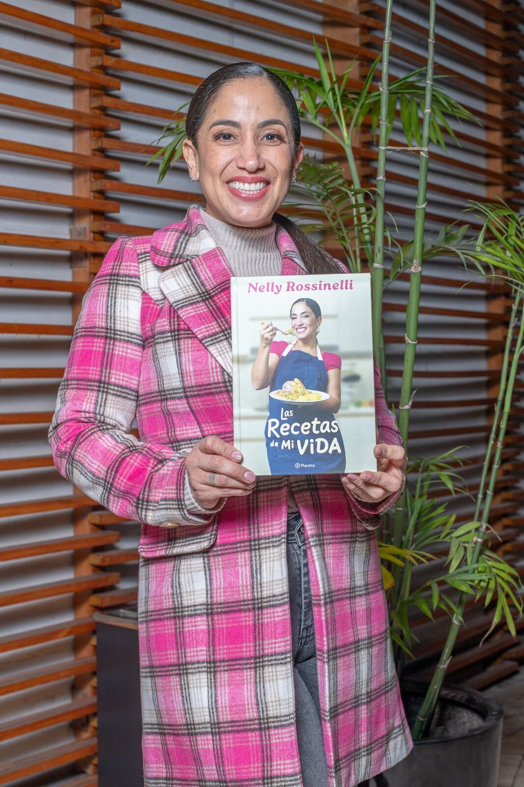 "La televisión me ha dado bastante Me ha regalado el cariño del público, he podido crecer profesionalmente. lo que me ha llevado a publicar un libro, que es algo que nunca me imaginé. Es un sueño realizado", dice Nelly Rossinelli.