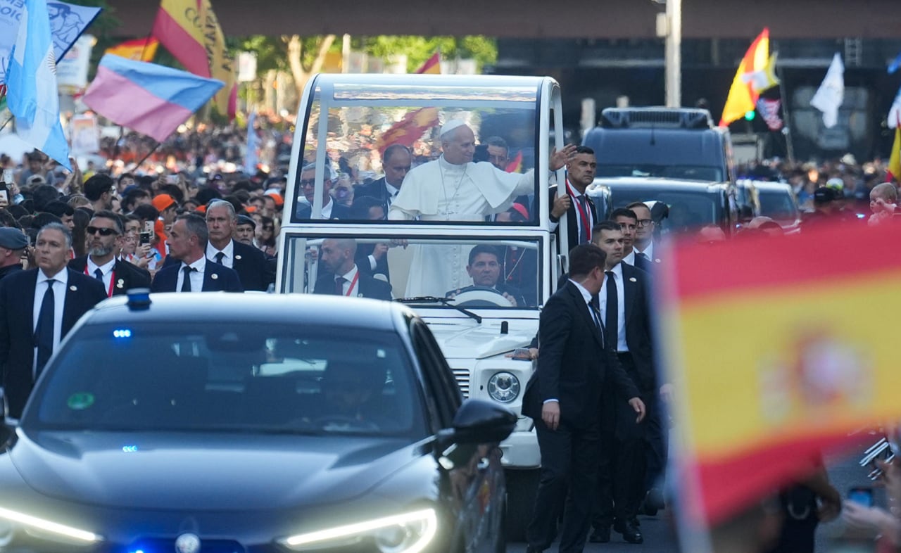 El papa León XIV saluda a los fieles a su llegada a la Plaza de Lima En su visita oficial a España. EFE/Borja Sánchez-Trillo