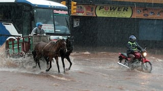 Inundaciones y cortes de energía por temporal en Paraguay