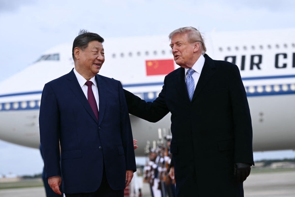 El presidente de Estados Unidos, Donald Trump, saluda al presidente chino, Xi Jinping, a su llegada a la Base Conjunta Andrews, en Maryland, el 23 de septiembre de 2026. (Brendan SMIALOWSKI / AFP)
