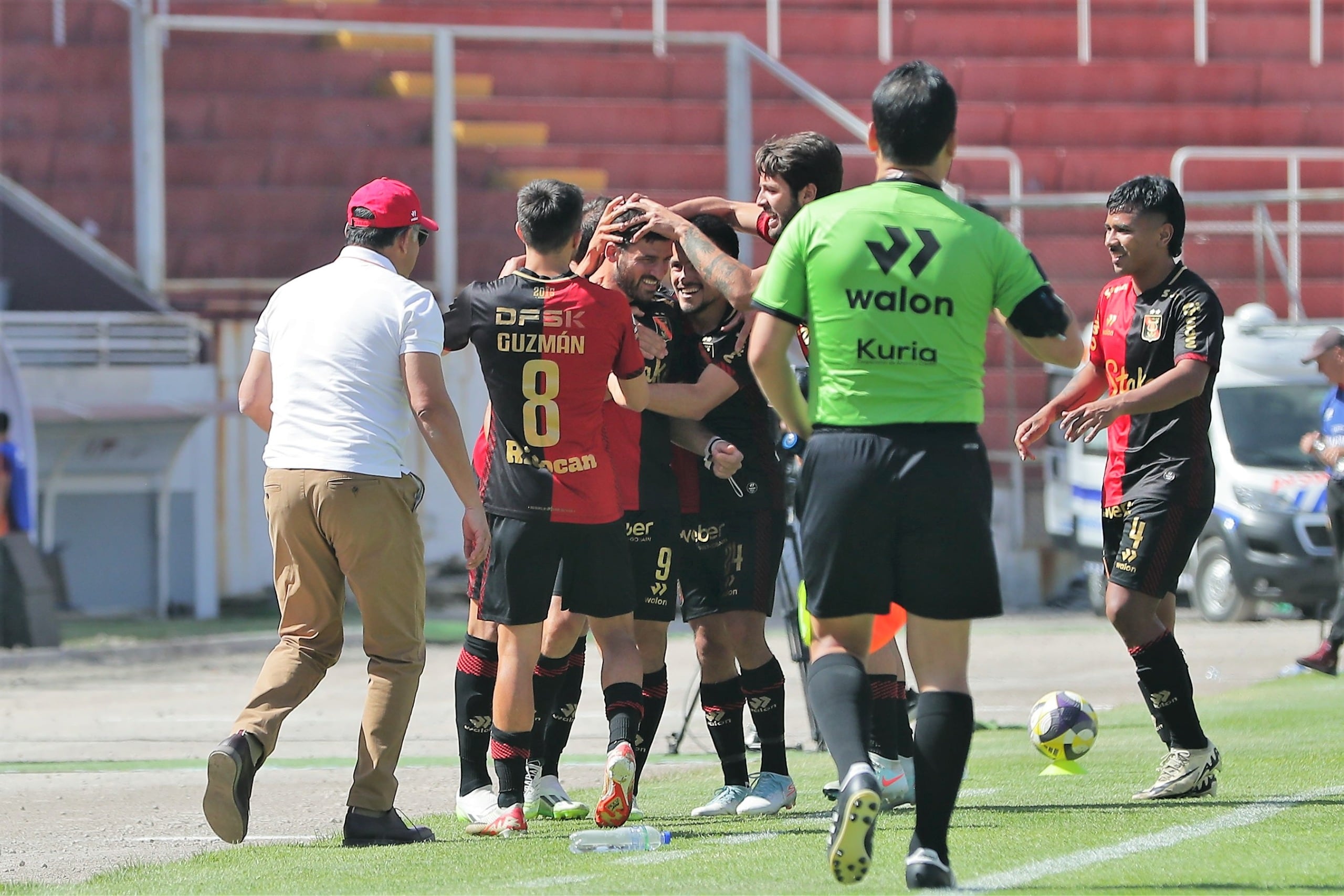 Festejo luego que FBC Melgar goleara 6-1 a Los Chankas, por la fecha 10 del Torneo Clausura de la Liga 1 Te Apuesto. Foto: Omar Cruz