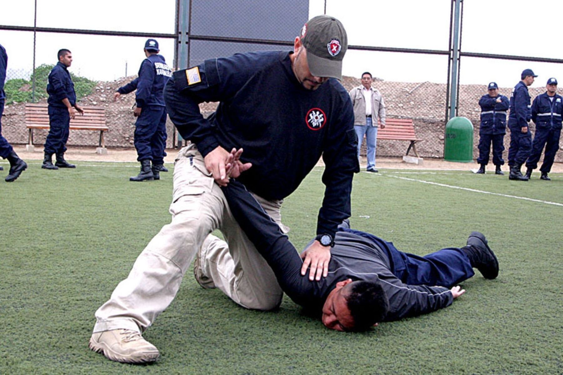 La norma también precisa que si la persona que fue víctima hubiera hecho uso de un arma de fuego inscrita legalmente a su nombre, esta le será incautada dentro de las 48 horas para que las autoridades realicen las investigaciones preliminares. Foto: referencial