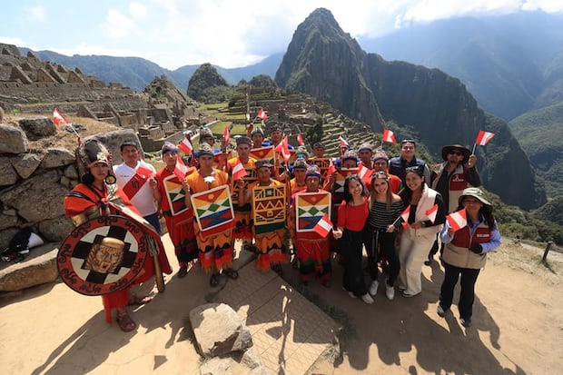 For the first time, they raise the Peruvian flag and march in the middle of Machu Picchu (PHOTOS) For the first time, they raise the Peruvian flag and march in the middle of Machu Picchu (PHOTOS)