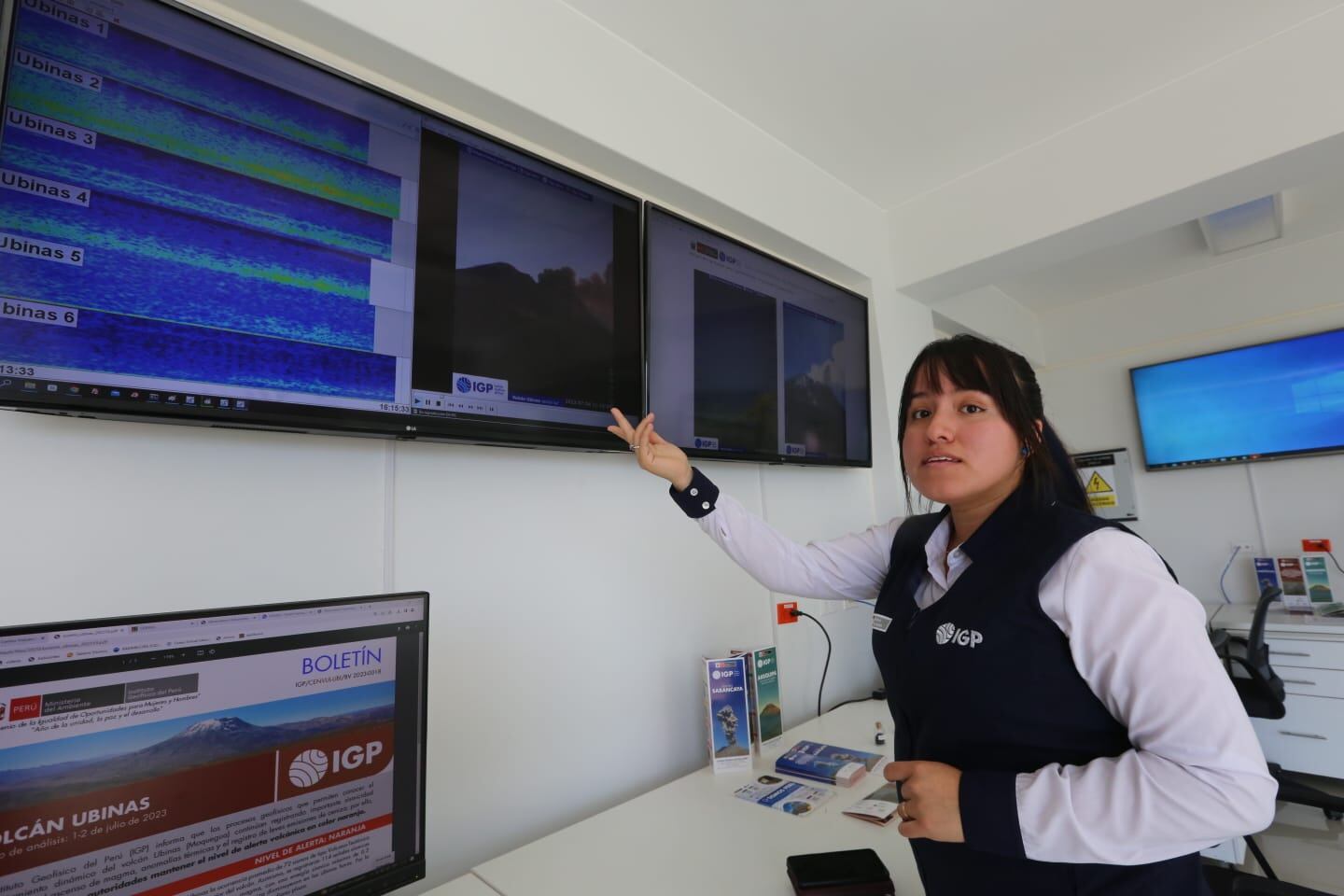 La vulcanóloga Katherine Vargas da detalles de la erupción del volcán Ubinas. (Foto: Leonardo Cuito)