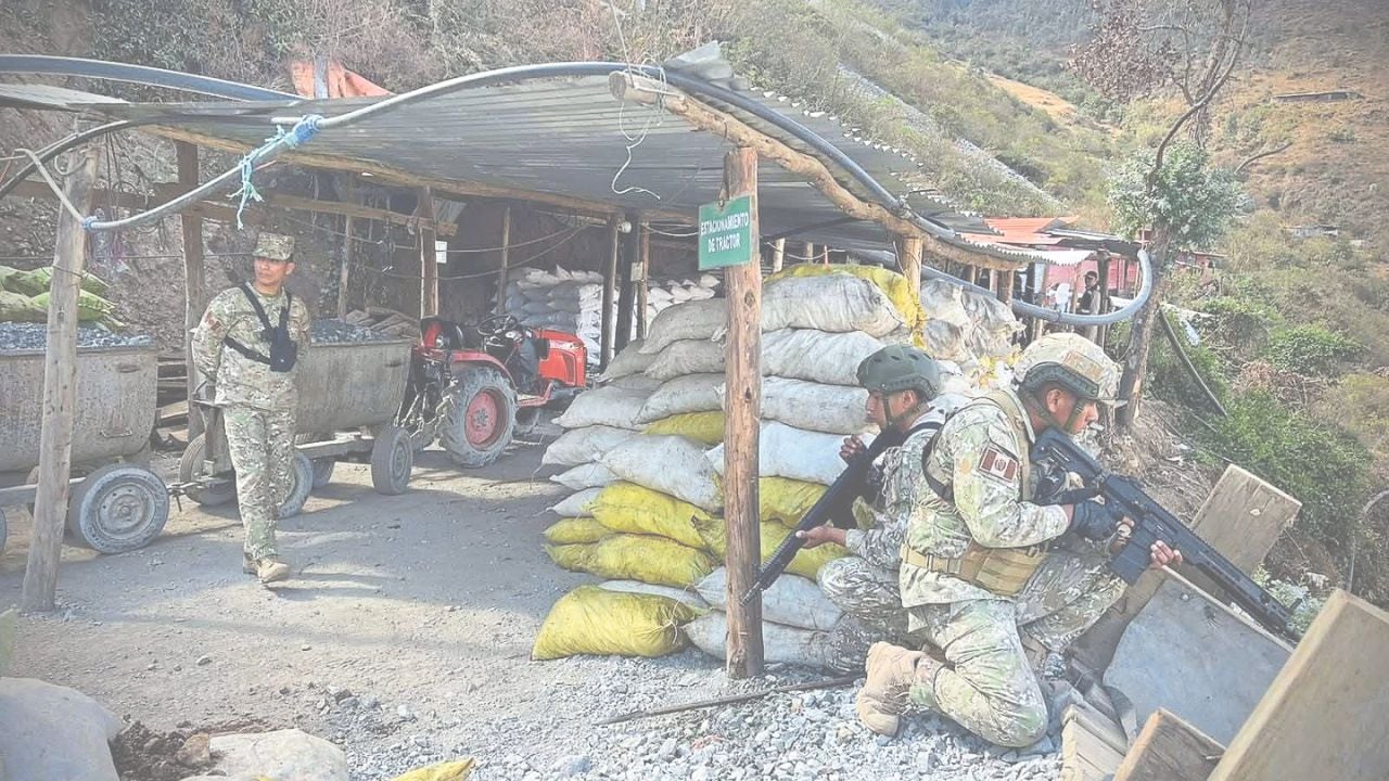 Según el premier, Ernesto Álvarez, ocupan concesiones minerales formales para extraer oro sin control.
