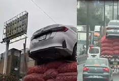 Los Olivos: Camión traslada auto sobre costales de cebolla en la Panamericana Norte