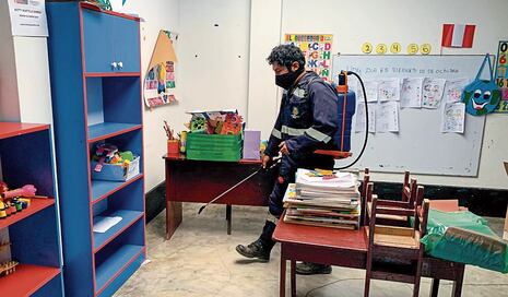 Trujillo: Fumigan locales donde funciona el PRONOEI para prevenir plagas