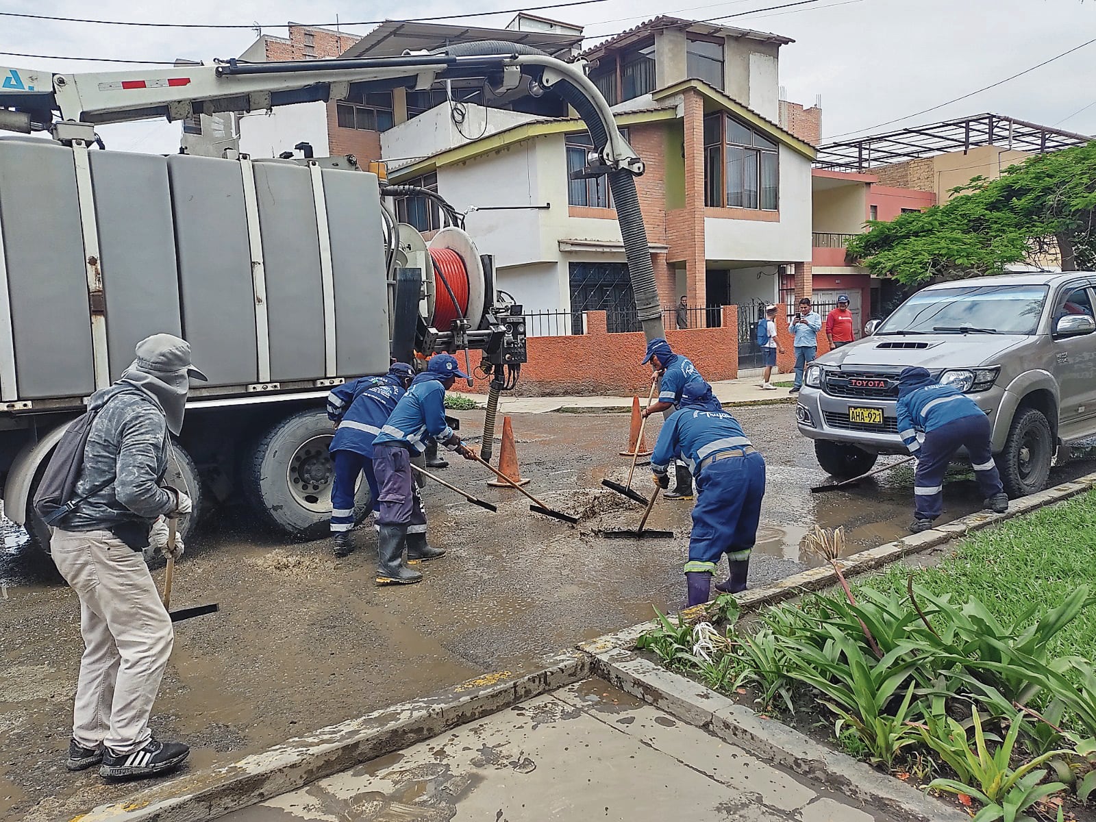 El Enfen informó que se mantiene el estado de vigilancia ante la posible llegada de El Niño Costero y por ello la MPT acelera la instalación de buzonetas de captación pluvial en puntos críticos de la ciudad, para evitar aniegos. En tanto, ANIN instalará alcantarillas para canalizar el agua de la quebrada San Ildefonso al río Moche.