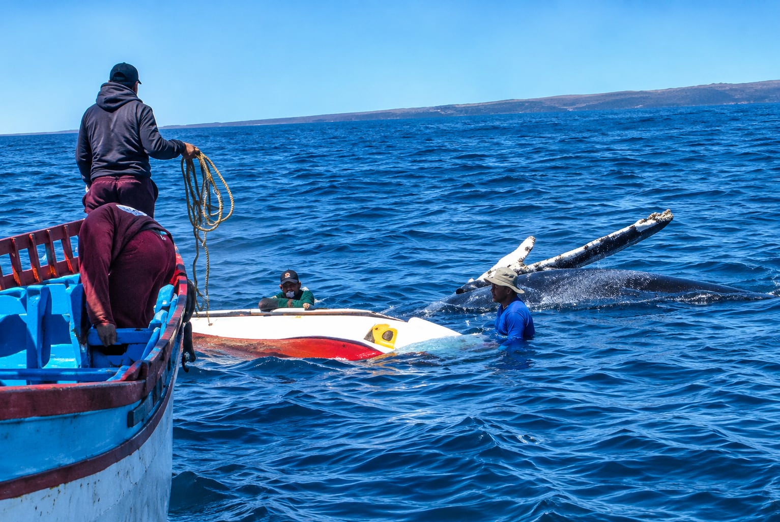 Los hombres de mar intentan recuperar la nave.