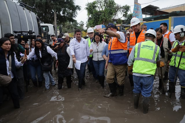 Keiko Fujimori evalúa declarar en emergencia distritos de Lima afectados por lluvias