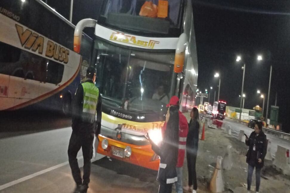 Autoridades inspeccionaron buses de transporte interprovincial en el peaje de Huambacho.