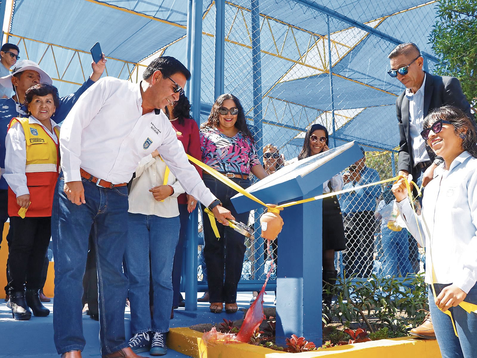 Alcalde de José Luis Bustamante y Rivero y vecinos en la ceremonia de nuevo parque. Foto: Municipalidad Distrital de JLByR.