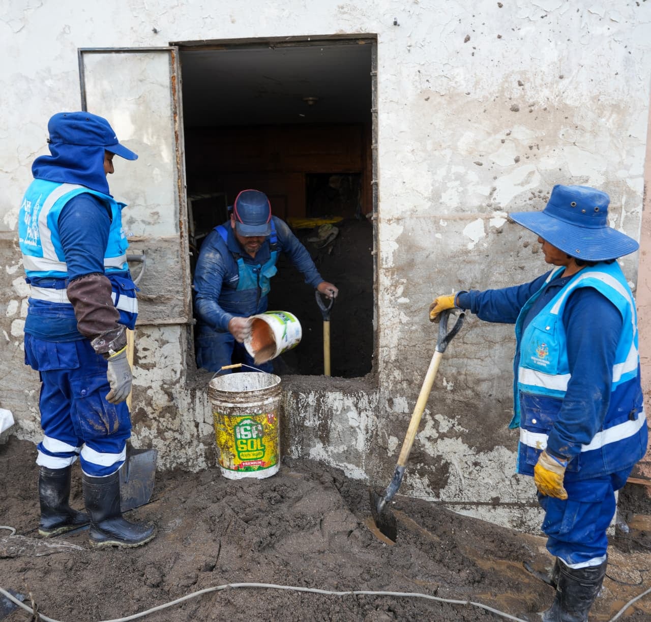 Retiran el lodo por las ventanas de las viviendas (Foto: MPA)